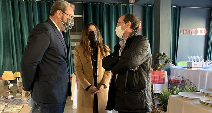 Robles visita el Mercadillo Solidario que organiza Nipace con el fin de recaudar fondos para crear una sala de terapias multisensorial 1 Robles visita el Mercadillo Solidario que organiza Nipace con el fin de recaudar fondos para crear una sala de terapias multisensorial