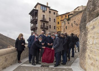 Una placa luce ya en Canónigos conmemorando el 25 aniversario de Cuenca como Ciudad Patrimonio de la Humanidad