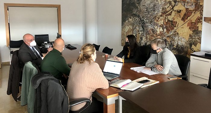 Urbanismo recoge las aportaciones de arquitectos y aparejadores para los pliegos del edificio del Mercado de Cuenca y del muro de Ramiro de Maeztu 1 Urbanismo recoge las aportaciones de arquitectos y aparejadores para los pliegos del edificio del Mercado de Cuenca y del muro de Ramiro de Maeztu