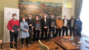 Vega firma los convenios de incorporación de ocho pueblos al Servicio de Recogida y Transporte de Residuos