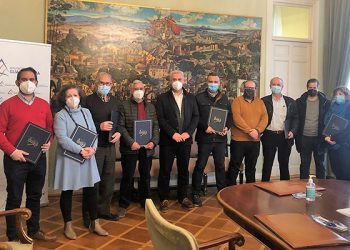 Vega firma los convenios de incorporación de ocho pueblos al Servicio de Recogida y Transporte de Residuos