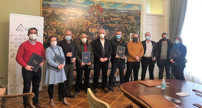 Vega firma los convenios de incorporación de ocho pueblos al Servicio de Recogida y Transporte de Residuos