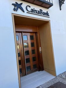 Cogolludo pide a La Caixa recuperar los servicios bancarios que tenía hasta la fecha