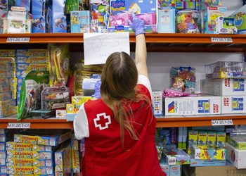 Cruz Roja Juventud de Cuenca entrega un libro y un juguete a 350 niños y niñas de la provincia gracias a la campaña de juguetes