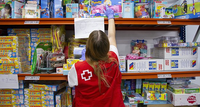 Cruz Roja Juventud de Cuenca entrega un libro y un juguete a 350 niños y niñas de la provincia gracias a la campaña de juguetes