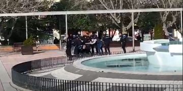 Detenido en la Plaza de España de Cuenca un varón con actitud (muy) desafiante y que portaba un hacha y un martillo