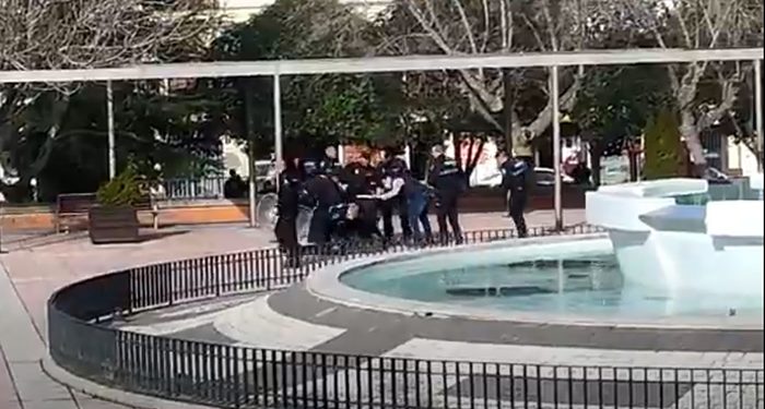 Detenido en la Plaza de España de Cuenca un varón con actitud (muy) desafiante y que portaba un hacha y un martillo 1 Detenido en la Plaza de España de Cuenca un varón con actitud (muy) desafiante y que portaba un hacha y un martillo