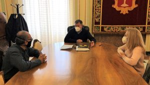 Dolz da la bienvenida al nuevo director de la Joven Orquesta de Cuenca, Miguel Bueno