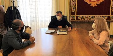 Dolz da la bienvenida al nuevo director de la Joven Orquesta de Cuenca, Miguel Bueno
