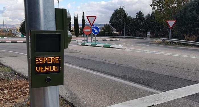 El Ayuntamiento de Cabanillas convertirá los semáforos de la carretera CM-1007 en sendos “pasos de peatones inteligentes” 1 El Ayuntamiento de Cabanillas convertirá los semáforos de la carretera CM-1007 en sendos “pasos de peatones inteligentes”