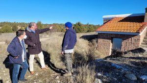 El Gobierno regional asegura el abastecimiento de agua en Torremocha del Pinar y contribuye a la rehabilitación del molino de viento de Alustante