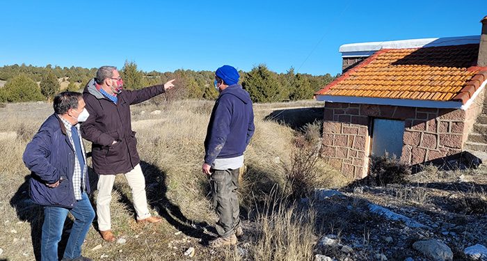 El Gobierno regional asegura el abastecimiento de agua en Torremocha del Pinar y contribuye a la rehabilitación del molino de viento de Alustante