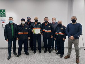 El Gobierno regional entrega una maquina extendedora de sal a la agrupación de voluntarios de Protección Civil de Iniesta