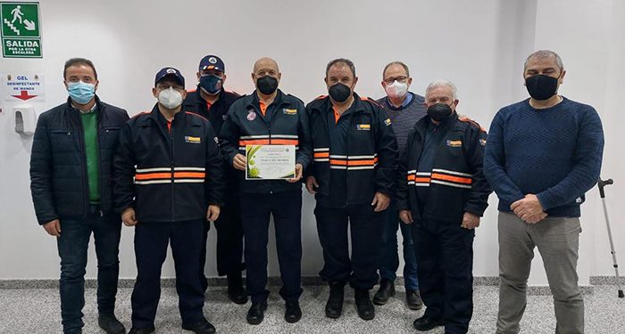 El Gobierno regional entrega una maquina extendedora de sal a la agrupación de voluntarios de Protección Civil de Iniesta