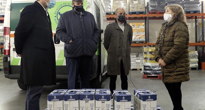 El grupo municipal de Cs Guadalajara dona 198 litros de leche al Banco de Alimentos