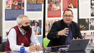 El recuerdo a Leguineche llena la Biblioteca de Cabanillas de admiradores del «maestro de periodistas»