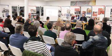 El recuerdo a Leguineche llena la Biblioteca de Cabanillas de admiradores del «maestro de periodistas»