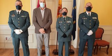 El subdelegado del Gobierno en Cuenca recibe a los comandantes de la Guardia Civil, Carlos Martínez y Pedro Pablo de la Fuente, tras su reciente ascenso