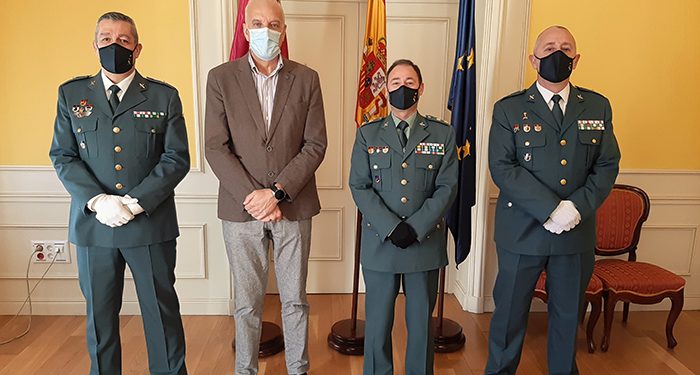 El subdelegado del Gobierno en Cuenca recibe a los comandantes de la Guardia Civil, Carlos Martínez y Pedro Pablo de la Fuente, tras su reciente ascenso 1 El subdelegado del Gobierno en Cuenca recibe a los comandantes de la Guardia Civil, Carlos Martínez y Pedro Pablo de la Fuente, tras su reciente ascenso