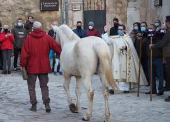 En enero San Antón el primero o San Antón, viejo y tristón, convida a las muchachas a la oración