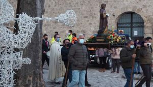 En enero San Antón el primero o San Antón, viejo y tristón, convida a las muchachas a la oración