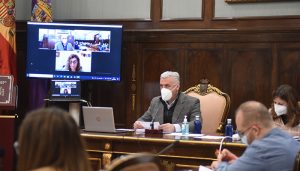 José Luis Vega reanuda su agenda pública presidiendo el pleno de Diputación, tras recibir el alta médica