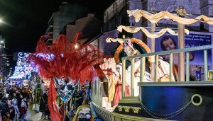 La Cabalgata de Reyes recorrió el centro de Guadalajara desplegando magia y fantasía ante una ciudad volcada a pesar de la lluvia