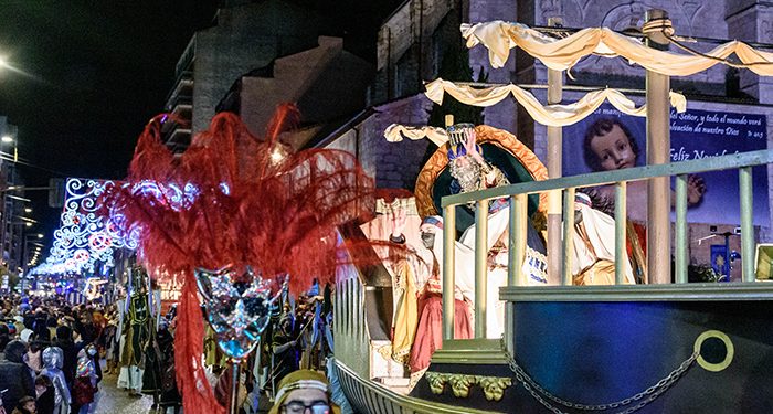 La Cabalgata de Reyes recorrió el centro de Guadalajara desplegando magia y fantasía ante una ciudad volcada a pesar de la lluvia 1 La Cabalgata de Reyes recorrió el centro de Guadalajara desplegando magia y fantasía ante una ciudad volcada a pesar de la lluvia