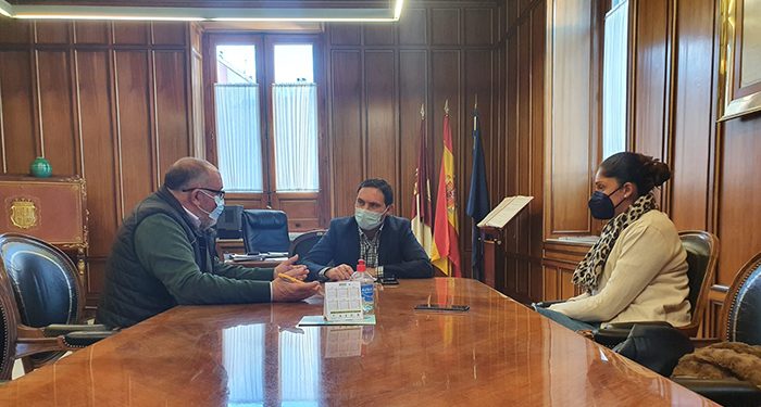 La Diputación de Cuenca ayuda al Ayuntamiento de Albendea en el diseño de su nuevo escudo heráldico y su bandera