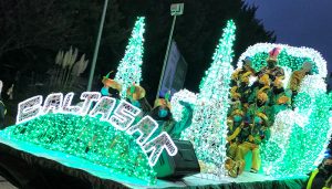 La lluvia no consigue deslucir el encanto y la emoción de la Cabalgata de los Reyes Magos en Cuenca