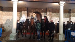 Los Reyes Magos llegaron a caballo a Fuentenovilla en una tarde marcada por la lluvia