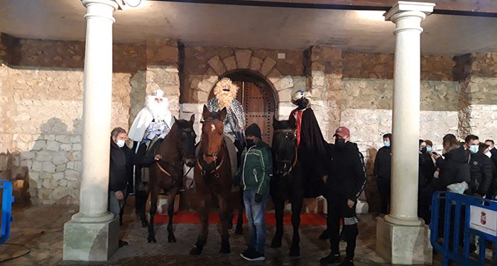 Los Reyes Magos llegaron a caballo a Fuentenovilla en una tarde marcada por la lluvia 1 Los Reyes Magos llegaron a caballo a Fuentenovilla en una tarde marcada por la lluvia