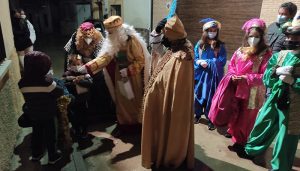 Los Reyes Magos repartieron en Málaga del Fresno los regalos casa por casa