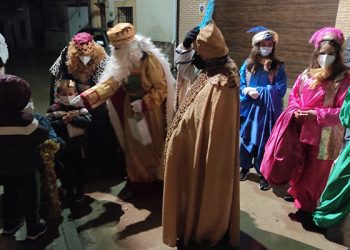 Los Reyes Magos repartieron en Málaga del Fresno los regalos casa por casa para evitar riesgos
