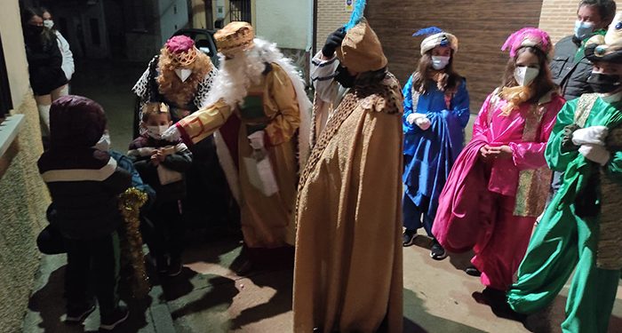 Los Reyes Magos repartieron en Málaga del Fresno los regalos casa por casa