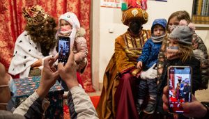 Los Reyes Magos saludaron a los niños de Trillo en una enorme carroza, bajo la lluvia y precedidos de unicornios luminosos