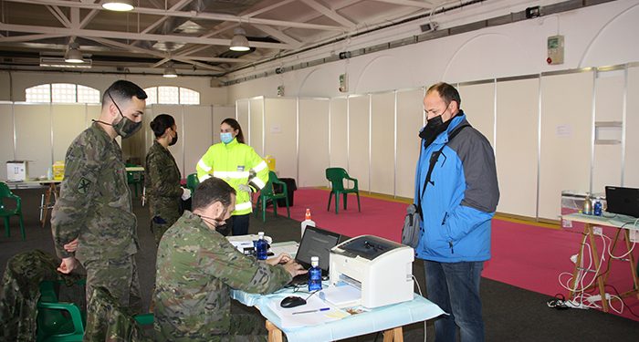 Un equipo de sanitarios militares del Ministerio de Defensa se incorpora a “La Hípica” para apoyar en el proceso de vacunación centralizada