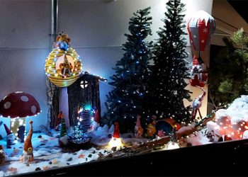 Un pueblecito de gnomos de Navidad junto al puente sobre el Tajo, vencedor del VII Concurso de Fachadas Navideñas de Trillo y comarca