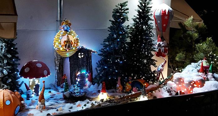 Un pueblecito de gnomos de Navidad junto al puente sobre el Tajo, vencedor del VII Concurso de Fachadas Navideñas de Trillo y comarca 1 Un pueblecito de gnomos de Navidad junto al puente sobre el Tajo, vencedor del VII Concurso de Fachadas Navideñas de Trillo y comarca