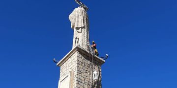 Vandalizan el Sagrado Corazón de Jesús de Cuenca colocándole una bufanda y un farol