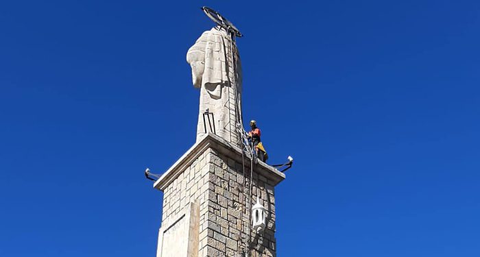 Vandalizan el Sagrado Corazón de Jesús de Cuenca colocándole una bufanda y un farol