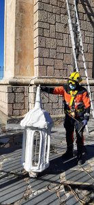 Vandalizan el Sagrado Corazón de Jesús de Cuenca colocándole una bufanda y un farol