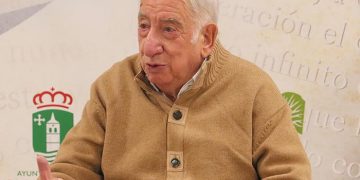 Vibrante charla literaria en Cabanillas con Pepe Esteban, el seguntino del Café Gijón