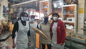 AFEPAN entrega dos meses de pan gratis a Marina Encarnaçao como primer nacimiento en Cuenca en 2022