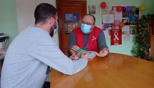 Cáritas Diocesana de Cuenca impulsa un sistema de tarjetas monedero para dignificar el reparto de ayudas