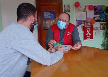 Cáritas Diocesana de Cuenca impulsa un sistema de tarjetas monedero para dignificar el reparto de ayudas