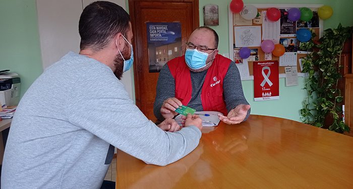 Cáritas Diocesana de Cuenca impulsa un sistema de tarjetas monedero para dignificar el reparto de ayudas