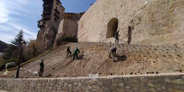 Comienzan los trabajos de ajardinamiento de la ladera del muro de la calle Canónigos