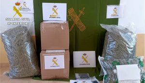 Detenida una pareja de 22 años con 35 kilos de marihuana tras una persecución de película por la A-3