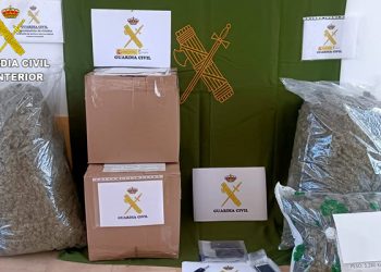 Detenida una pareja de 22 años con 35 kilos de marihuana tras una persecución de película por la A-3